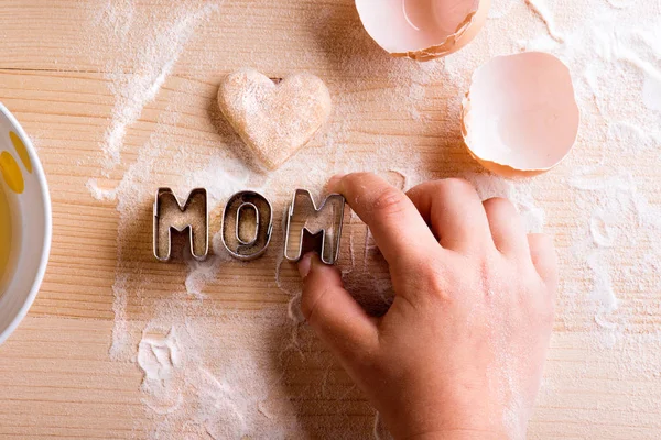 Moeders dag samenstelling. Koekjes bakken. Studio schoot. — Stockfoto