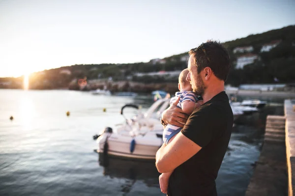 Mannen med baby son njuter av sin tid på seaside. — Stockfoto