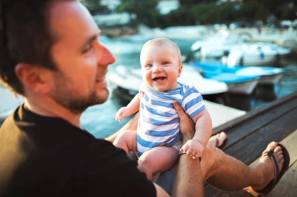 Adam bebek oğluyla deniz onların zaman zevk.