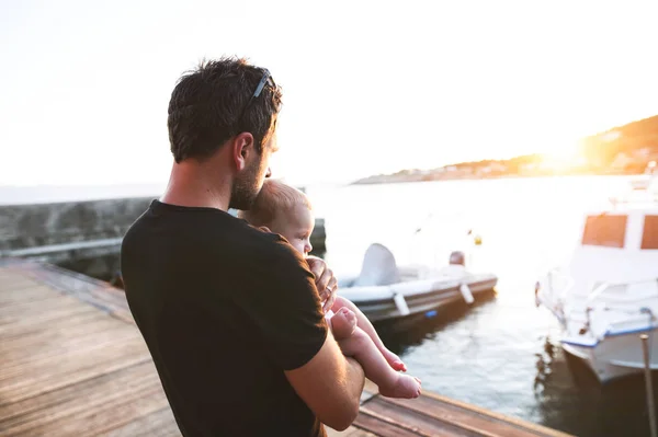 Mannen med baby son njuter av sin tid på seaside. — Stockfoto