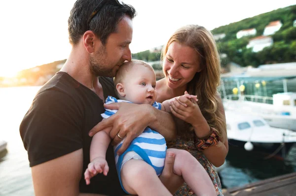 Anne bebek oğluyla deniz onların zaman zevk.