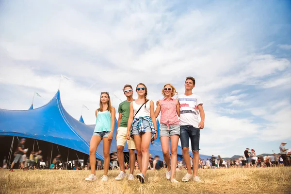 Adolescentes no festival de música de verão na frente da grande tenda azul — Fotografia de Stock