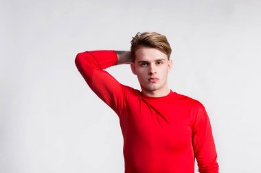 Genç yakışıklı hipster adam kırmızı t-shirt, stüdyo vurdu içinde.