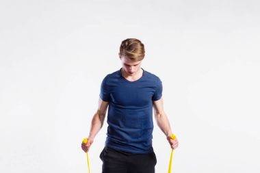 Direniş grupları ile çalışma dışarı fitness adam vurdu stüdyo.