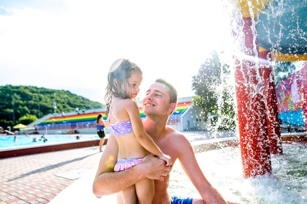 Père avec sa fille dans la piscine. Été ensoleillé . — Photo