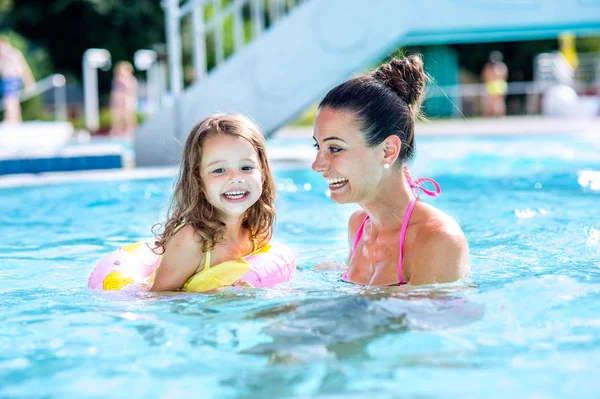 Mutter und Tochter im Schwimmbad, Aquapark. Sonniger Sommer. — Stockfoto