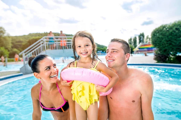 Anya, apa és lánya medencében. Napsütéses nyári. — Stock Fotó