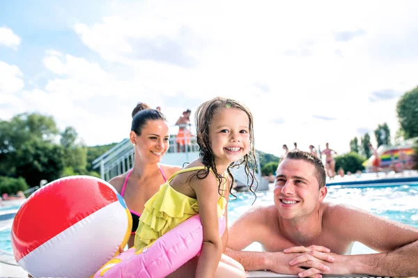 Mãe, pai e filha na piscina. Verão ensolarado . — Fotografia de Stock