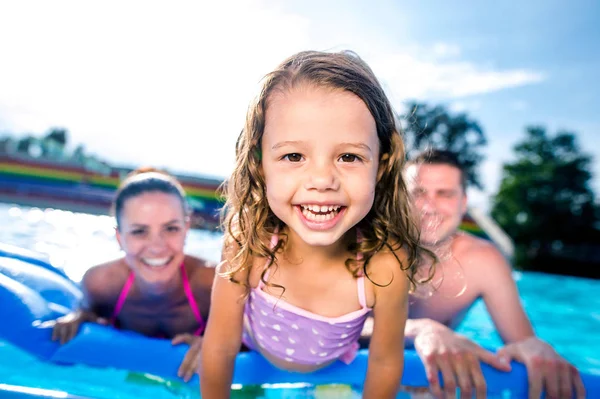 Moeder, vader en dochter in zwembad. Zonnige zomer. — Stockfoto