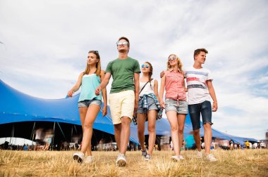 Gençler yaz Müzik Festivali büyük mavi çadırın önünde