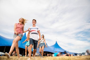 Gençler yaz Müzik Festivali büyük mavi çadırın önünde