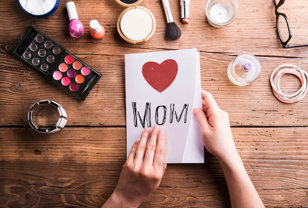 Composizione della festa della mamma. Biglietto d'auguri e prodotti make up . — Foto Stock