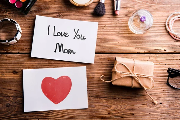 Mothers day composition. Paper notes, gift and beauty products. — Stock Photo, Image