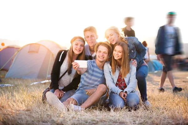 Adolescentes no festival de música de verão, tirando selfie com smartphon — Fotografia de Stock