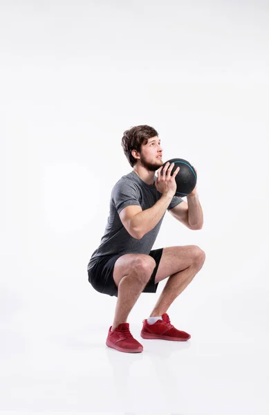 Schöner Fitnessmann mit Medizinball, Studioaufnahme. — Stockfoto