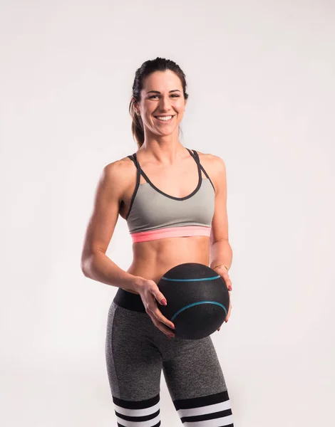 Fitte Frau in Sportkleidung mit Medizinball, Studioaufnahme — Stockfoto