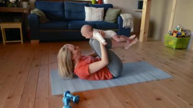 Annenin fitness evde küçük bebeği ile yaptığı..