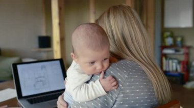 Silah, dizüstü bilgisayarda çalışma oğluyla tanınmaz halde anne