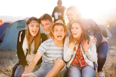 Selfie smartphon ile alarak gençler yaz Müzik Festivali'nde