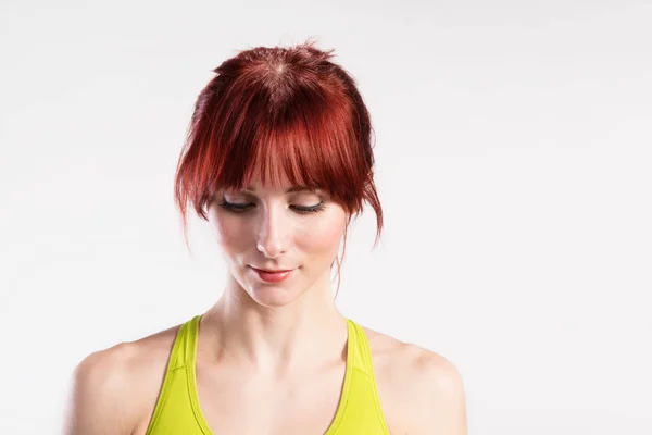Attraktiv ung fitness kvinna i grönt linne. Studio skott. — Stockfoto