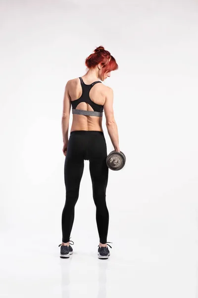 Çekici genç fitness kadın barbell ile çalışma dışarı. Stüdyo — Stok fotoğraf