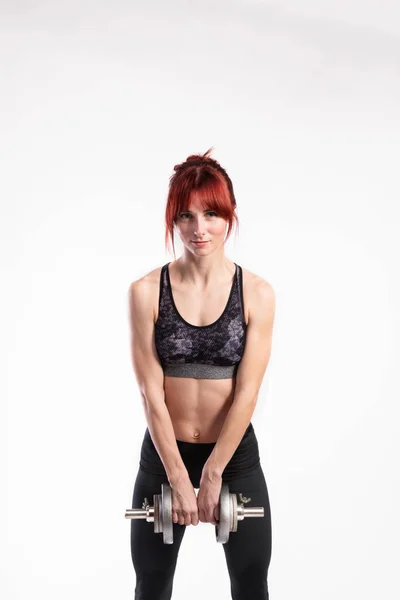 Attraktiv ung fitness kvinna träna med skivstång. Studio — Stockfoto