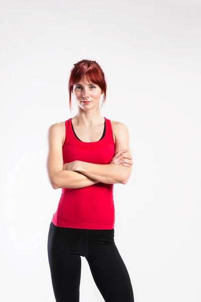 Attraente giovane donna fitness in canotta rossa. Studio girato . — Foto Stock
