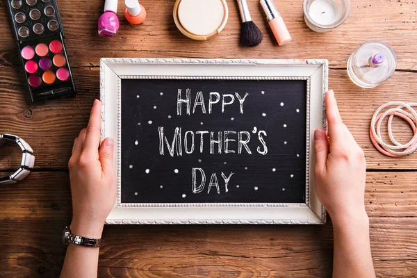 Composición del día de las madres. Mujer con marco de foto. Captura de estudio . — Foto de Stock