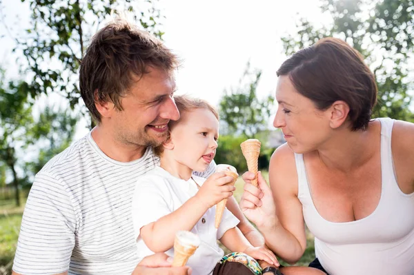 Baba, anne ve oğlu yeme dondurma, güneşli yaz — Stok fotoğraf