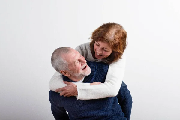 Belo casal de idosos apaixonados por abraços. Estúdio . — Fotografia de Stock