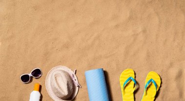 Yaz tatil kompozisyon. Flip flop, şapka ve diğer şeyler
