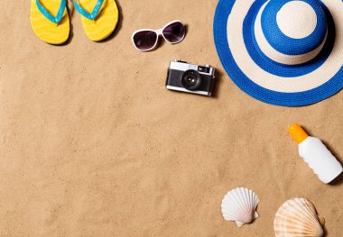 Yaz tatil kompozisyon. Flip flop, şapka ve diğer şeyler