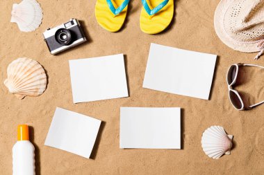 Yaz tatil kompozisyon. Flip flop, şapka ve diğer şeyler