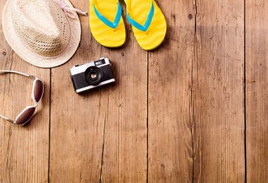 Yaz tatil kompozisyon. Güneş gözlüğü, şapka, kamera flip flop
