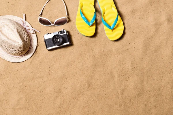 Par de sandalias chanclas, gafas de sol, sombrero y cámara . —  Fotos de Stock