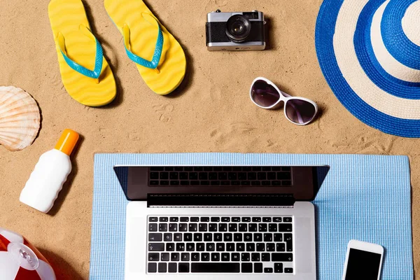 여름 휴가 구성. 샌들, 모자, 노트북 및 스마트폰 — 스톡 사진