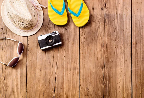 Composición vacaciones de verano. Gafas de sol, cámara, sombrero, chanclas —  Fotos de Stock