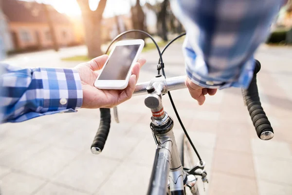 Старший мужчина с велосипедом на смартфоне в городе . — стоковое фото