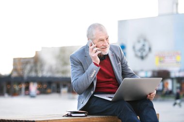 Komuta sizde kasabasında ile akıllı telefon, telefon görüşmesi