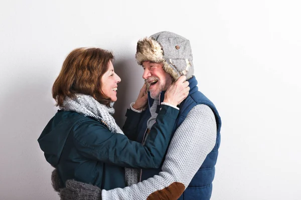 Hermosa pareja de ancianos enamorados en ropa de invierno. Captura de estudio . —  Fotos de Stock