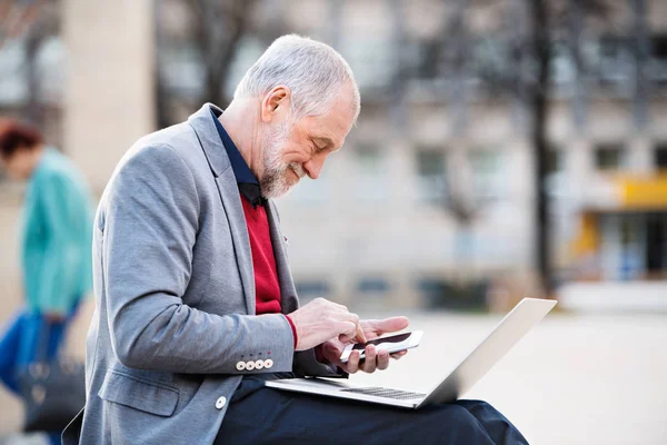 Senior man in de stad met de slimme telefoon, telefoongesprek maken — Stockfoto