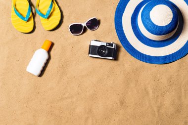 Yaz tatil kompozisyon. Flip flop, şapka ve diğer şeyler