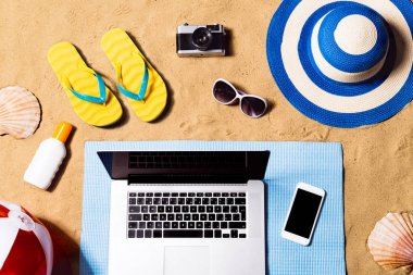 Yaz tatil kompozisyon. Sandalet, şapka, dizüstü bilgisayar ve akıllı telefon