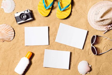 Yaz tatil kompozisyon. Flip flop, şapka ve diğer şeyler