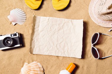 Yaz tatil kompozisyon. Flip flop, şapka ve diğer şeyler