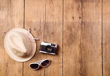 Yaz tatil kompozisyon. Güneş gözlüğü, kamera, şapka. Stüdyo sho