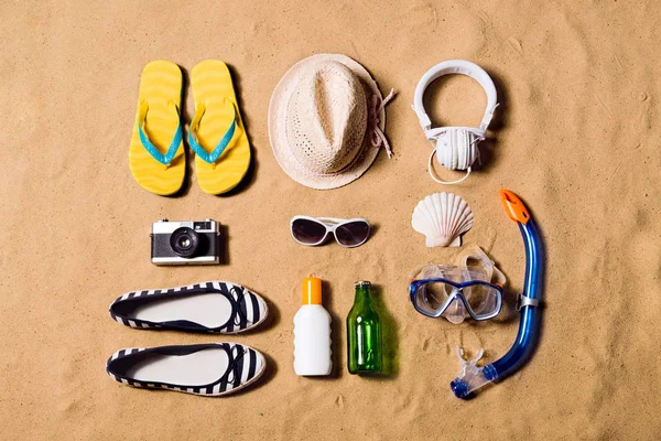 Composición vacaciones de verano. Sandalias, sombreros y otras cosas de nuevo —  Fotos de Stock