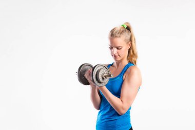 Çekici, genç bir fitness kadınının elinde aptal bir tutuş. Stüdyo çekimi.