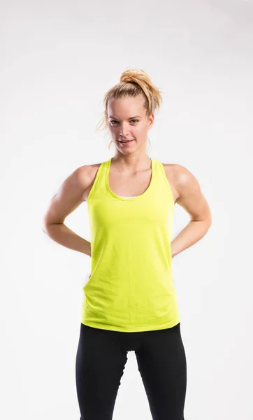 Sarı tişört çekici genç fitness kadın. Stüdyo vurdu. — Stok fotoğraf