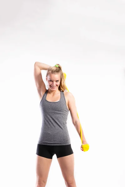 Unga fitness kvinna med gummiband. Studio skott. — Stockfoto